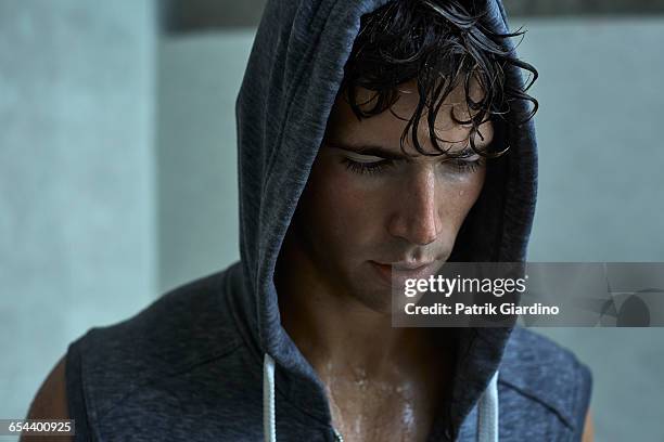 rainy day workout - wet sweatshirt stock-fotos und bilder