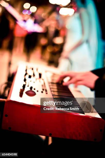 piano player - keyboard player fotografías e imágenes de stock