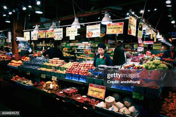 granville island public market - granville island market foto e immagini stock