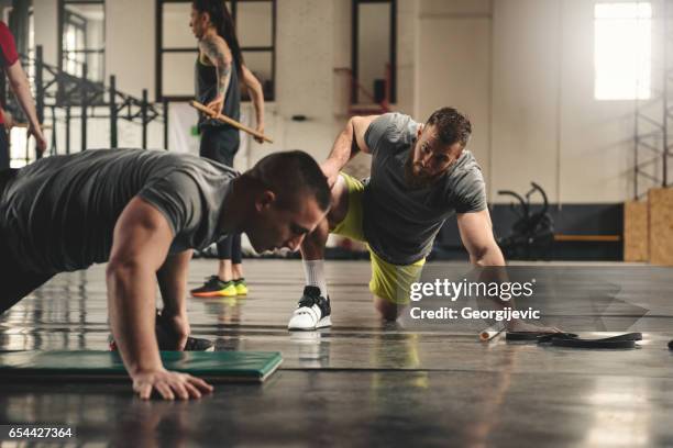 testing their endurence - personal trainer stock pictures, royalty-free photos & images