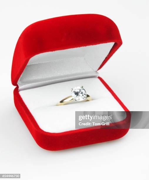 engagement ring in red box - engagement ring box 個照片及圖片檔