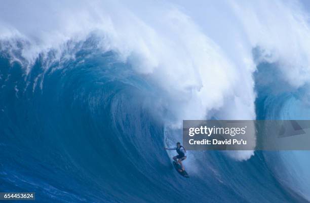 surfer riding giant wave - david puu stock-fotos und bilder