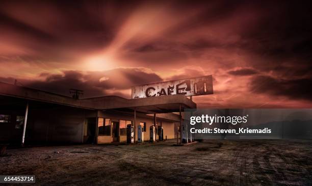 abandoned cafe in the desert - abandoned gas station stock pictures, royalty-free photos & images