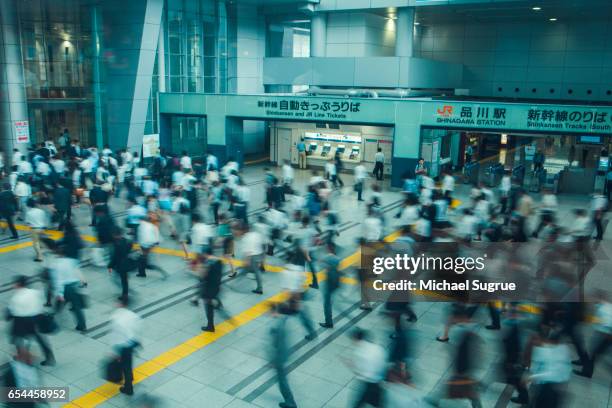 blurred commuters rush to work at shinagawa station in tokyo, japan. - tokyo metro foto e immagini stock