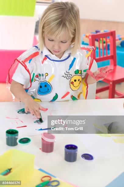 girl painting with her fingers - 4 girls finger painting foto e immagini stock