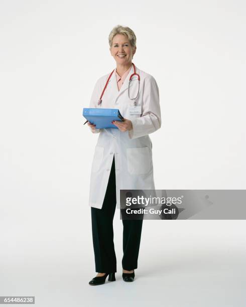 smiling physician wearing a lab coat - cali morales 個照片及圖片檔