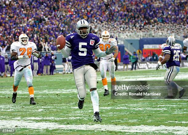 Kansas State wide receiver Quincy Morgan runs the ball in for a touchdown on a pass play against Tennessee in the second quarter of the Cotton Bowl...