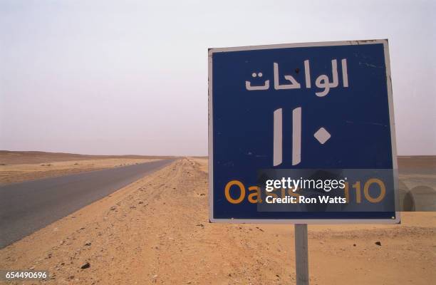 road sign in egyptian desert - bodenmarkierung stock-fotos und bilder