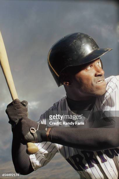 baseball player preparing to swing bat - baseball helmet stockfoto's en -beelden