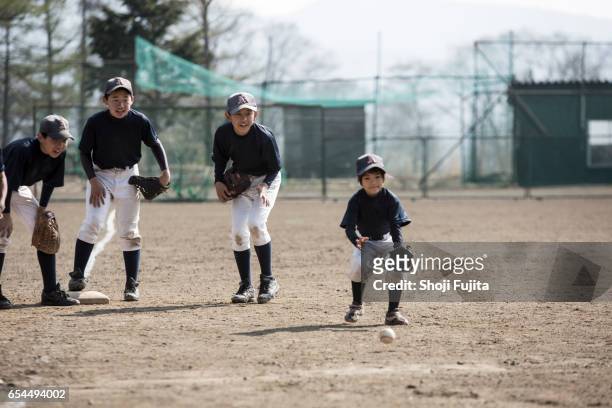 youth baseball players,defensive practice with sister - japan 12 years girl stock pictures, royalty-free photos & images