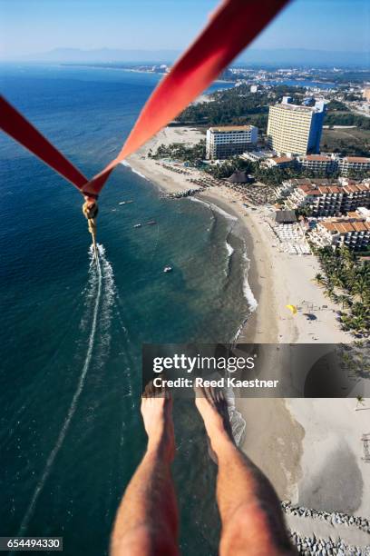 parasailing over the beach - beach bird's eye perspective stock pictures, royalty-free photos & images