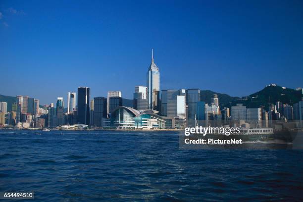 hong kong skyline and waterfront - central plaza hong kong stock-fotos und bilder