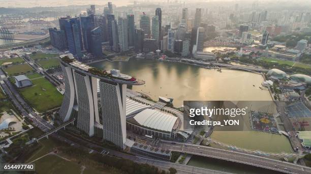 aerial singapore skyline - marina bay sands imagens e fotografias de stock