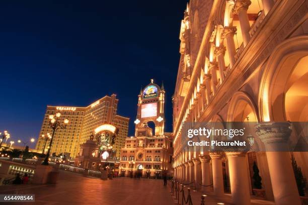 venetian and treasure island - venetian hotel las vegas fotografías e imágenes de stock