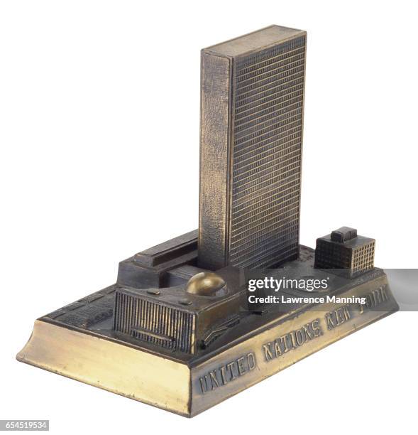 paperweight of the united nations headquarters - paperweight stock pictures, royalty-free photos & images