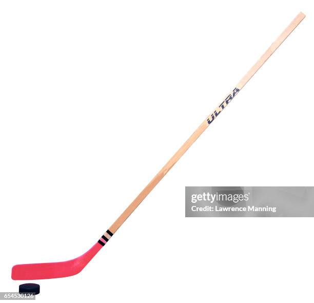 hockey stick and puck - hockey stick stockfoto's en -beelden