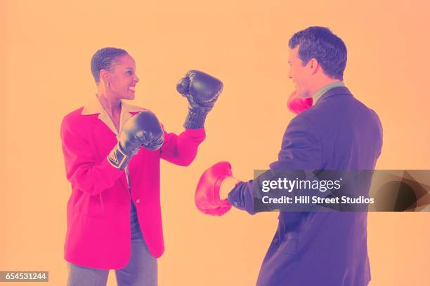 businesswoman and businessman boxing - proceso cruzado fotografías e imágenes de stock
