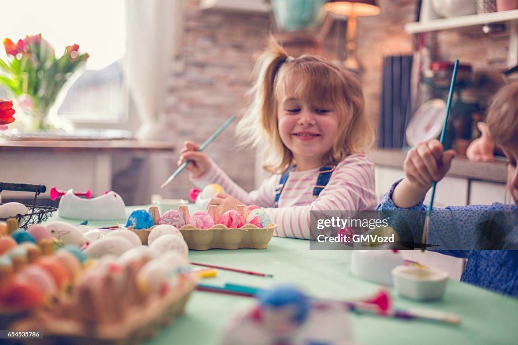 Niños pintando huevos de Pascuas