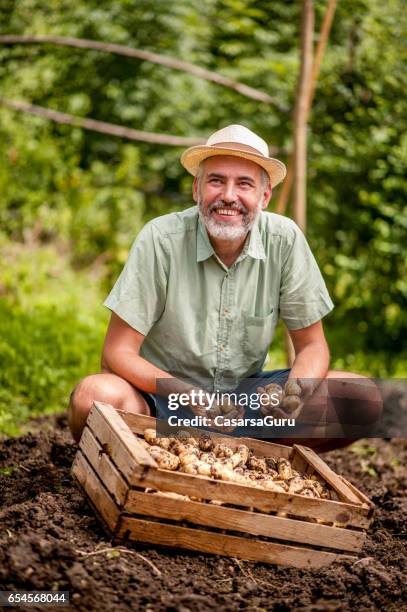 bio-landwirt stolz seine ernte - garten tragekorb stock-fotos und bilder