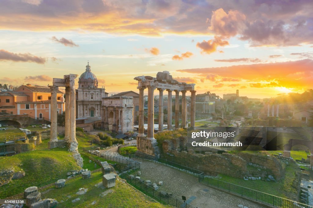 O Fórum Romano ao nascer do sol, Roma, Itália