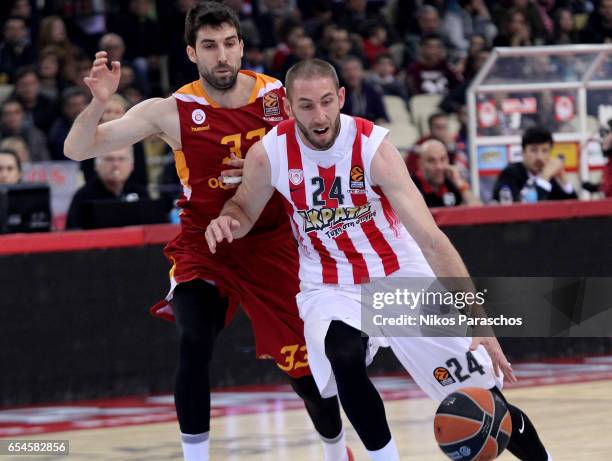 Matt Lojeski, #24 of Olympiacos Piraeus competes with Jon Diebler, #33 of Galatasaray Odeabank Istanbul during the 2016/2017 Turkish Airlines...