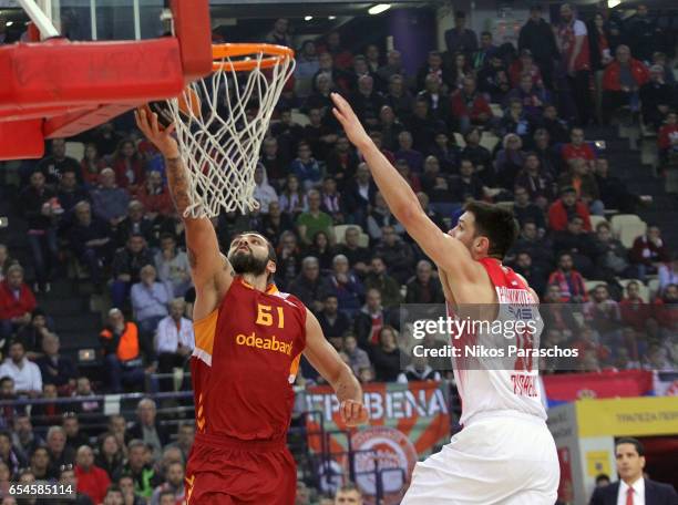 Goksenin Koksal, #61 of Galatasaray Odeabank Istanbul competes with Kostas Papanikolau,#16 of Olympiacos Piraeus during the 2016/2017 Turkish...