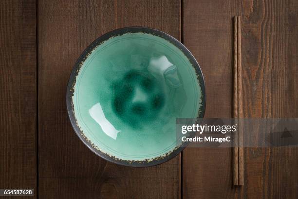 empty green bowl with eating utensil - ciotola vuota foto e immagini stock