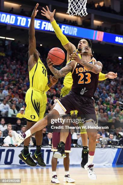 Jordan Washington of the Iona Gaels drives to the basket against Dylan Ennis and Dillon Brooks of the Oregon Ducks in the second half during the...