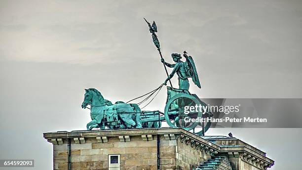 the brandenburg gate quadriga, berlin - quadriga statue brandenburg gate stock pictures, royalty-free photos & images