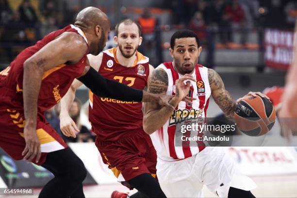 Alex Tyus of Galatasaray Odebank in action against Eric Green of Olympiacos Piraeus during the Turkish Airlines Euroleague Basketball match between...
