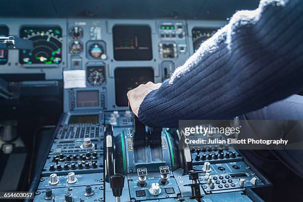 a pilot's hand on the throttle of a plane. - cockpit 個照片及圖片檔