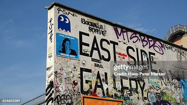 east side gallery, mühlenstraße, berlin - berlin graffiti stock pictures, royalty-free photos & images