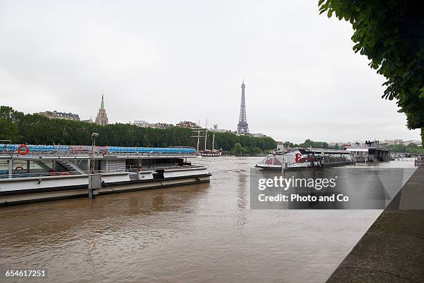 paris flooded, eiffel tower, bateaux mouches - paris flood stock pictures, royalty-free photos & images