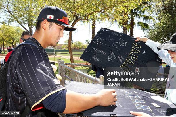 Sho Nakata of Japan sins a fun during a workout ahead of the World Baseball Classic Championship Round at Camelback Ranch on March 17, 2017 in...