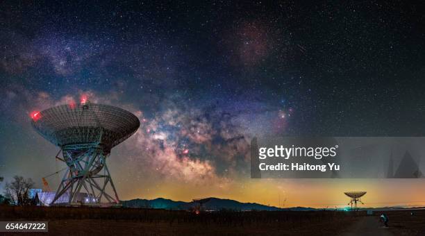 milky way over huge radio telescopes - alien photos et images de collection