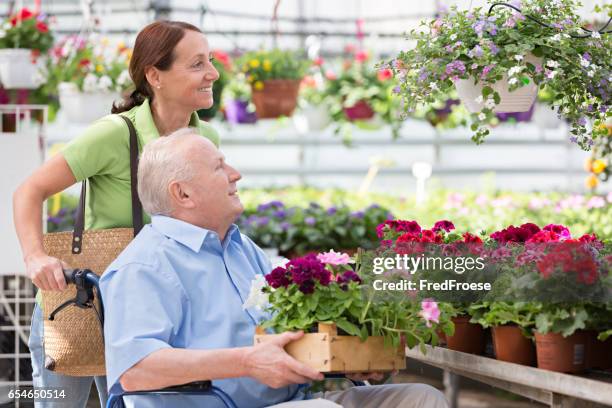 betreutes wohnen-betreuer und senior woman kaufen blumen - assisted living stock-fotos und bilder