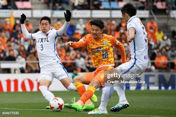 Ryohei Shirasaki of Shimizu S-Pulse scores his side's second goal during the J.League J1 match between Shimizu S-Pulse and Kashima Antlers at IAI...