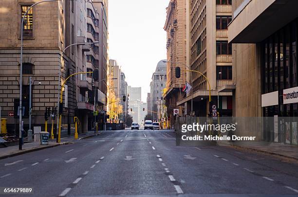early morning street scene in downtown joburg, johannesburg, gauteng, south africa. - johannesburg stockfoto's en -beelden