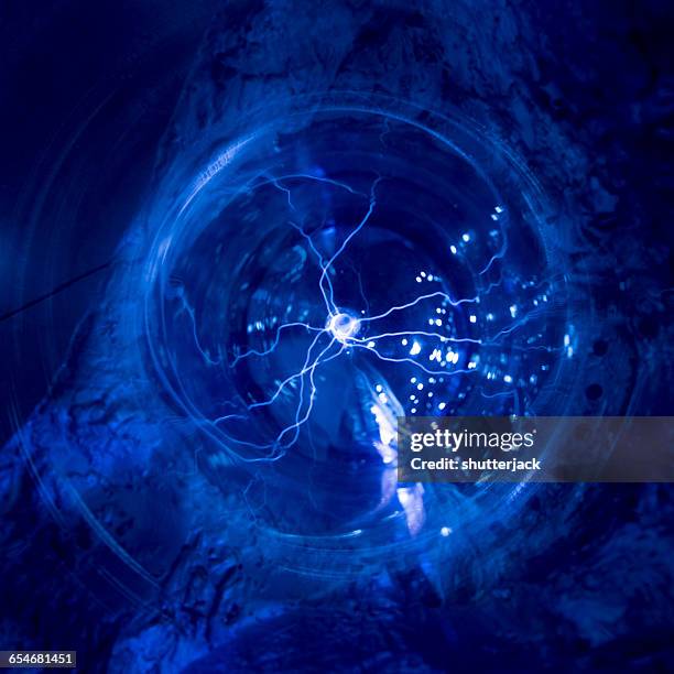 close-up of tesla coil with electric pulses - atom photos et images de collection