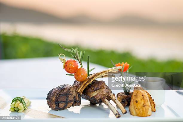 grilled lamb rack with vegetables - lammbraten stock-fotos und bilder