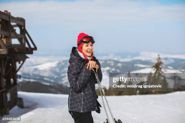 bellissimo amante dello sci sorridente - pantaloni da sci foto e immagini stock