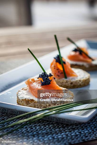 canapes with smoked salmon and cream cheese - canapé 個照片及圖片檔