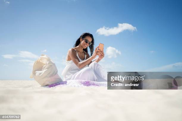 frau, die ein selfie am strand - aruba beach stock-fotos und bilder