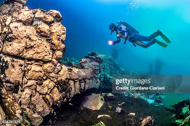 capo d?acqua lake - buceo con equipo fotografías e imágenes de stock