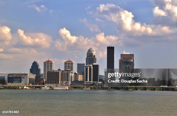 louisville kentucky skyline on the ohio river - louisville stockfoto's en -beelden