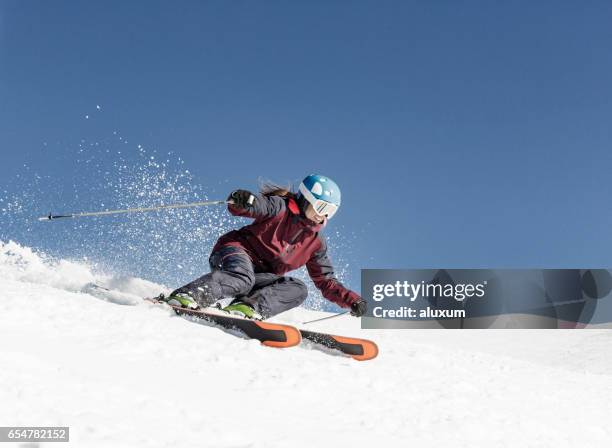 カービング スキーの女性 - skiing ストックフォトと画像