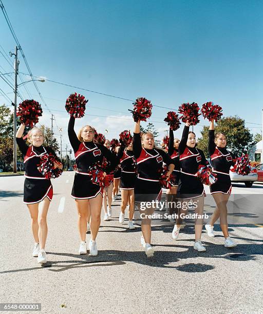 cheerleaders on parade - cheerleader photos fotografías e imágenes de stock