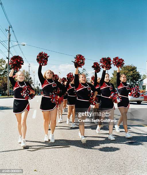 cheerleaders on parade - ragazza pon pon foto e immagini stock
