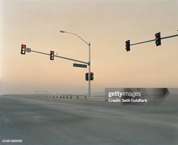 empty intersection - dwarsweg stockfoto's en -beelden