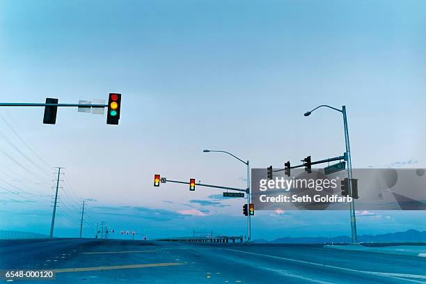 traffic lights on empty road - ampel stock-fotos und bilder